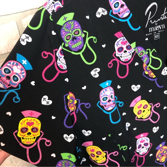 NWT Prints by Maevn Sugar Skull Print short sleeve v neck scrub top Size XS - Picture 2 of 7